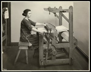 Mujer ciega trabajando en un telar en la Asociación para Ciegos de Nueva York, 111 East 59th Street, Nueva York, 1926